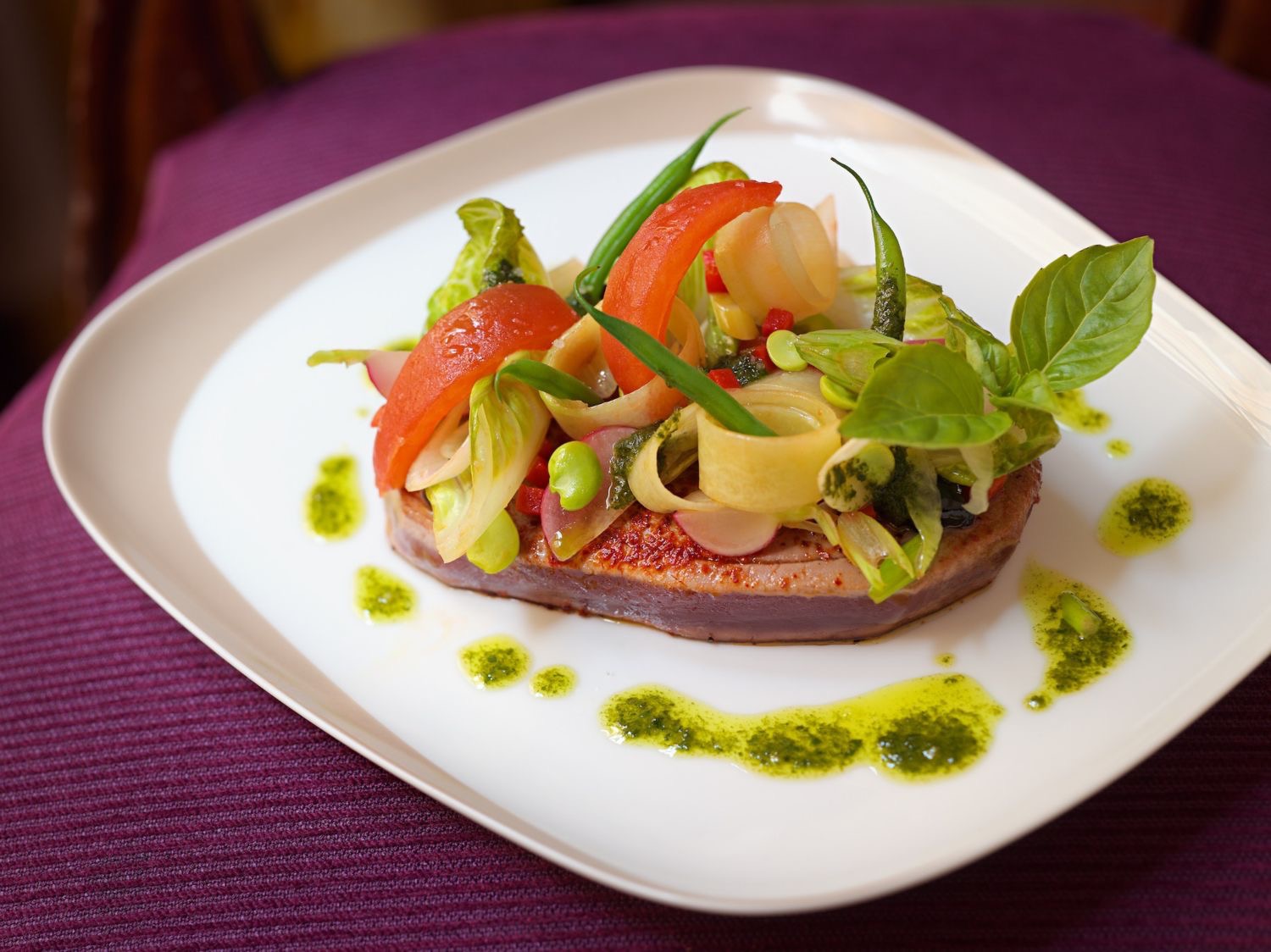 Steak de thon rouge / légumes d'une salade niçoise